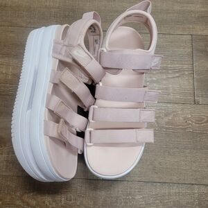 Nike Icon classic sandals. Size 9. Light pink